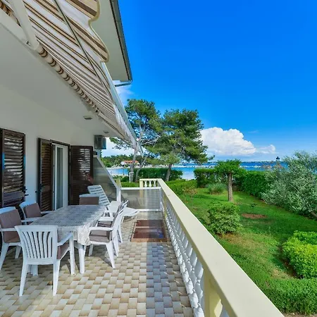 By The Sea - 18590 Daire Vir